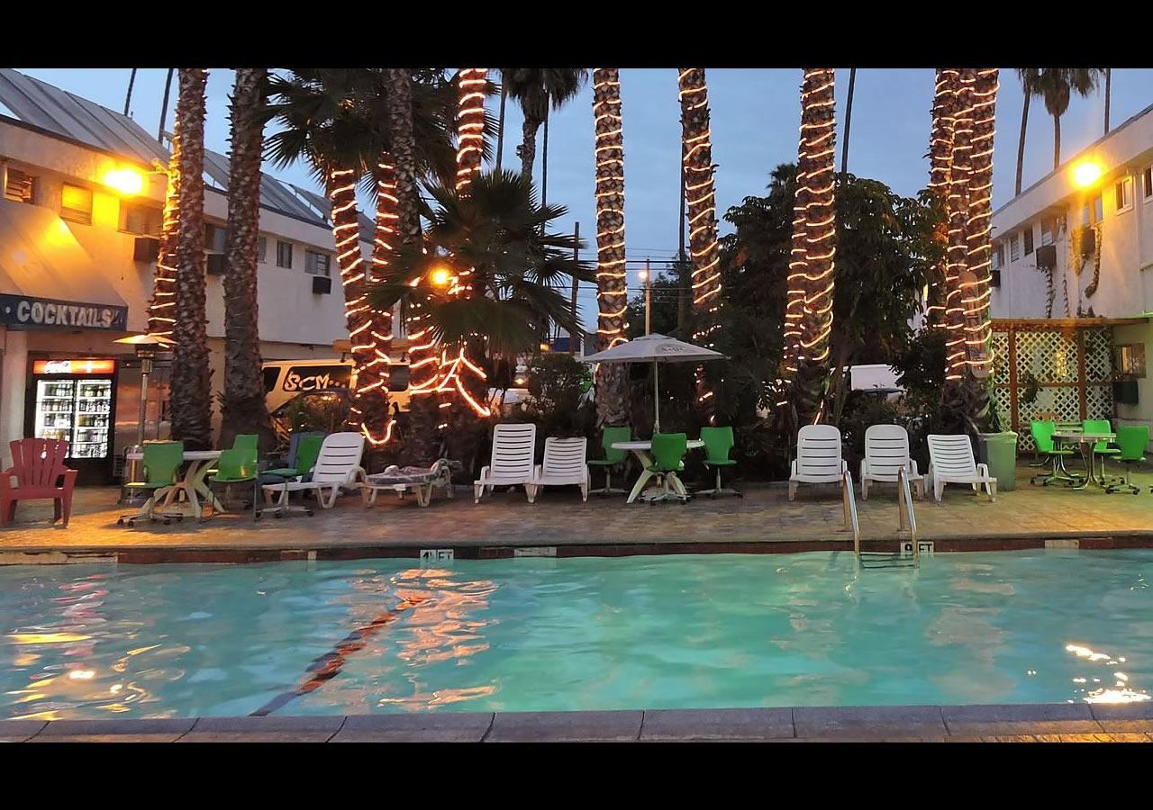 Crown Airport Hotel Ингълуд Екстериор снимка