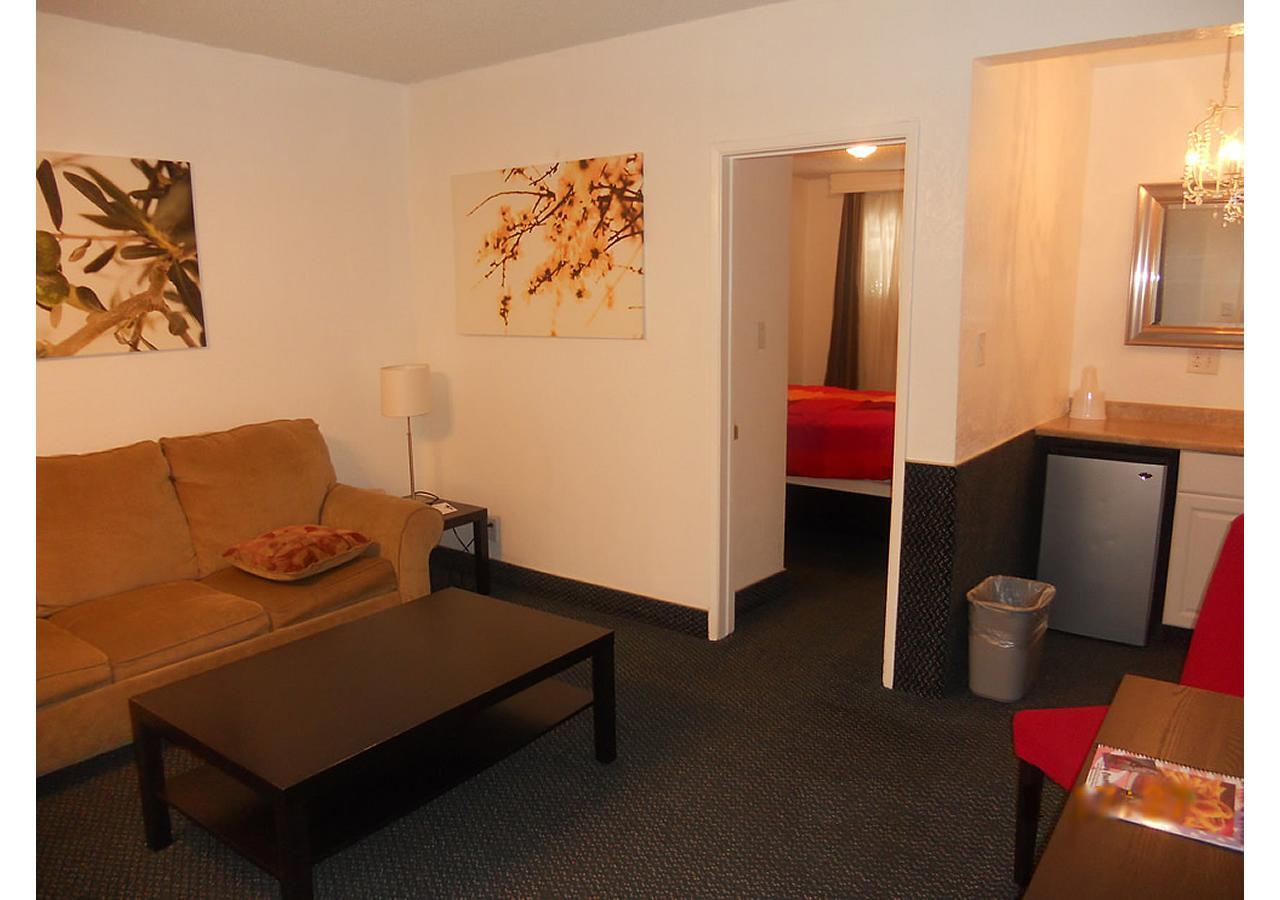 Crown Airport Hotel Ингълуд Екстериор снимка